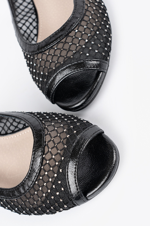 Sandále s dekoratívnou sieťkou...