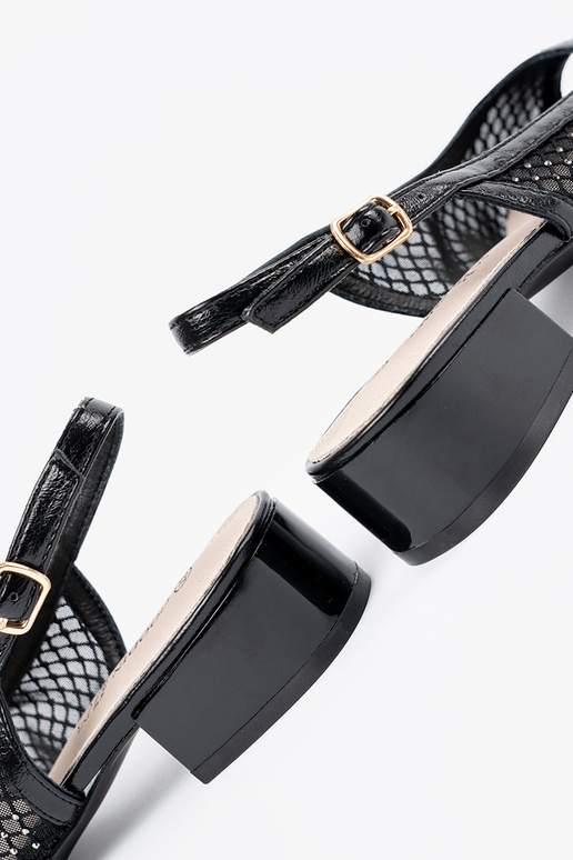 Sandále s dekoratívnou sieťkou...