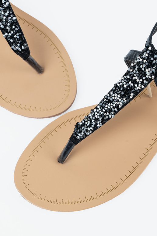 Hladké čierne sandále v japonskom štýle