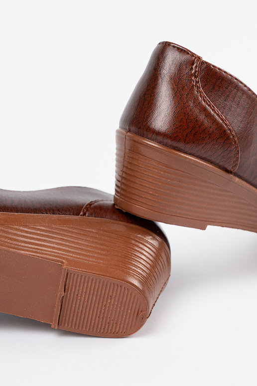 Klasické hnedé poltopánky s uzáverom