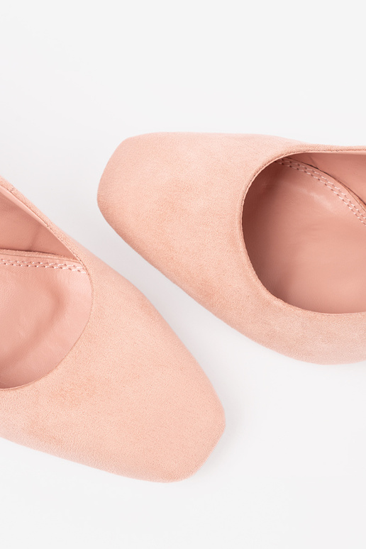 Žiarivo ružové sandále na vysokom...