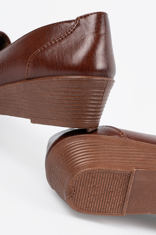 Klasické hnedé poltopánky s uzáverom