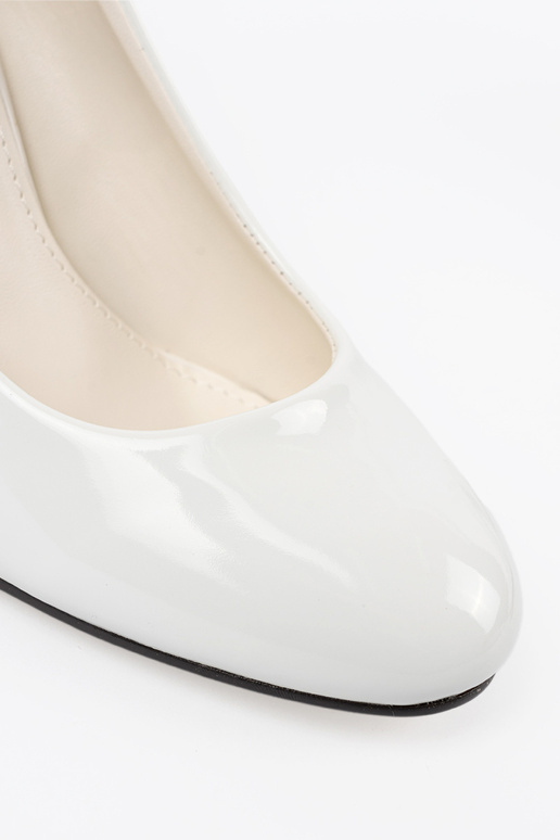 Biele lakované lodičky