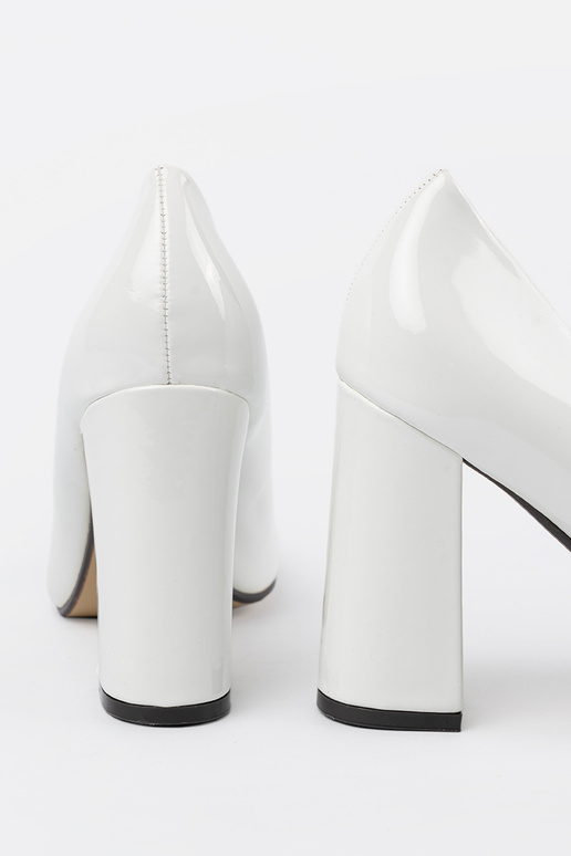 Biele lakované lodičky