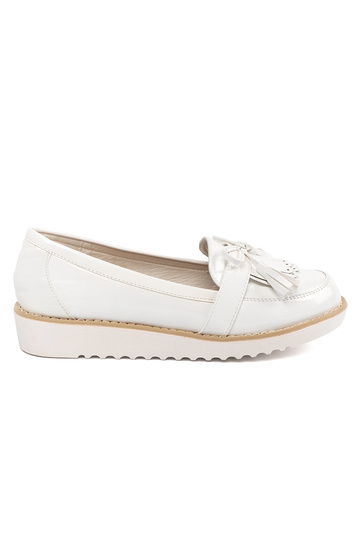 Biele lakované mokasíny s...
