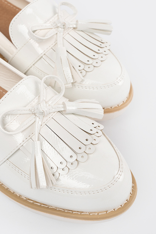 Biele lakované mokasíny s mašľou Biele lakované mokasíny s mašľou