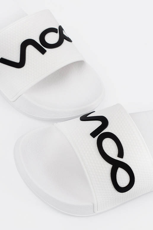 biela farba papuče s nápisom