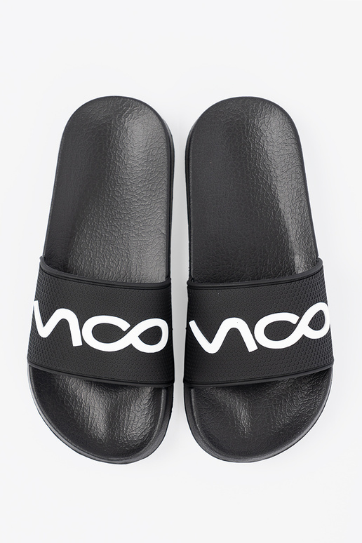 čierna papuče s nápisom