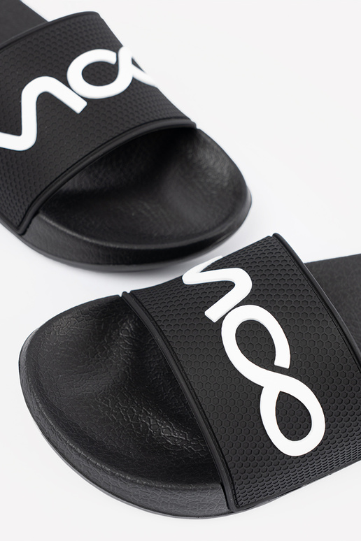 čierna papuče s nápisom