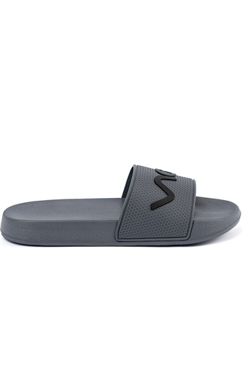 sivá papuče s nápisom 2