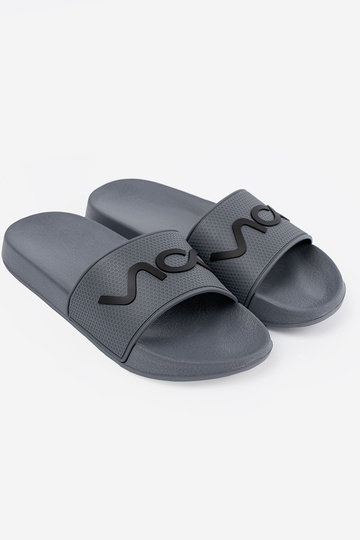 sivá papuče s nápisom