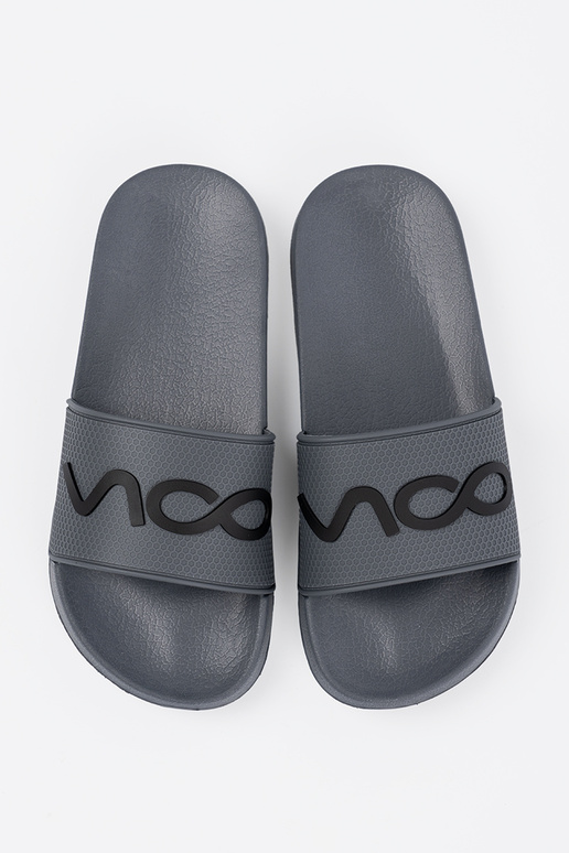 sivá papuče s nápisom