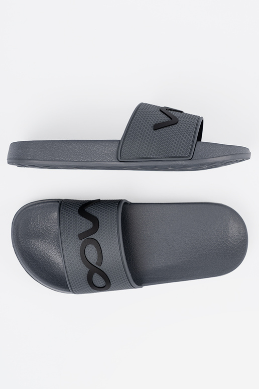 sivá papuče s nápisom