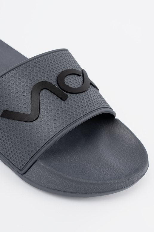 sivá papuče s nápisom