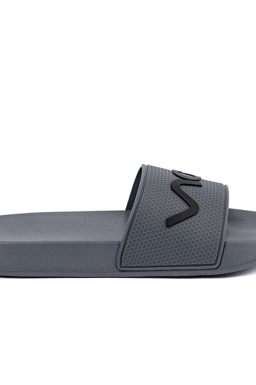 sivá papuče s nápisom