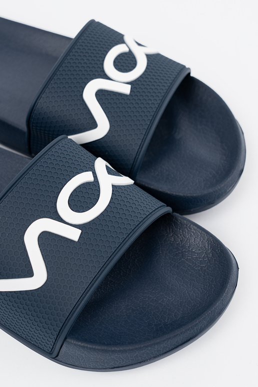 tmavomodrá papuče s nápisom