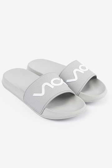 sivá papuče s nápisom