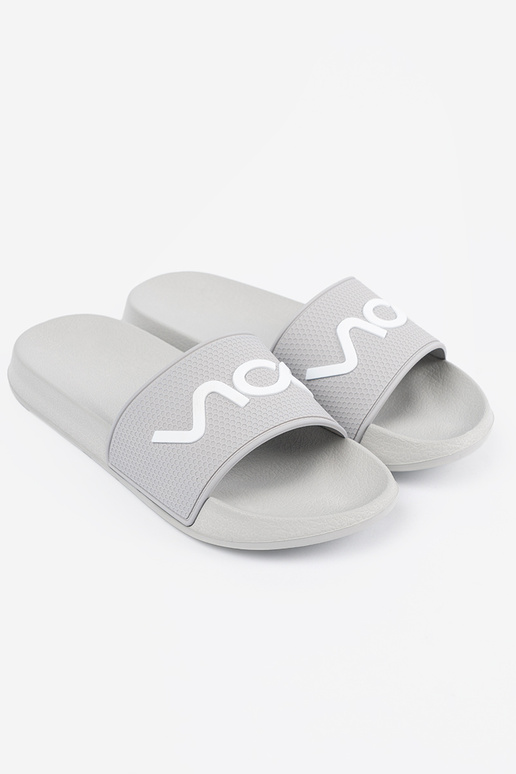 sivá papuče s nápisom