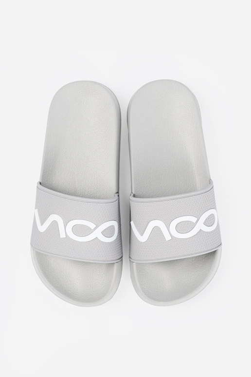 sivá papuče s nápisom