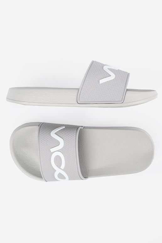 sivá papuče s nápisom