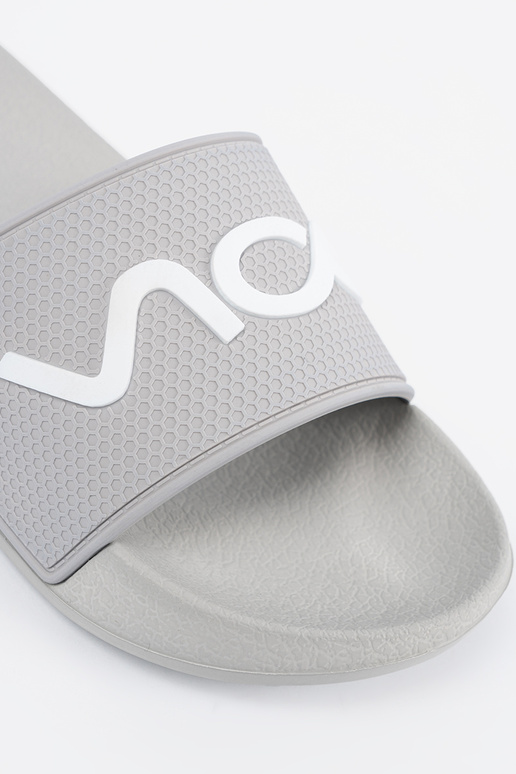 sivá papuče s nápisom