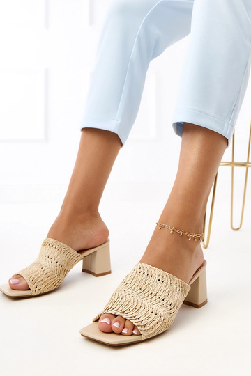 Pieskové šľapky na podpätku...