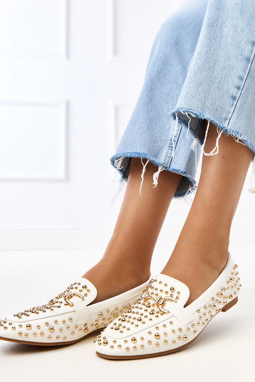 Biele mokasíny zdobené nitmi Lea