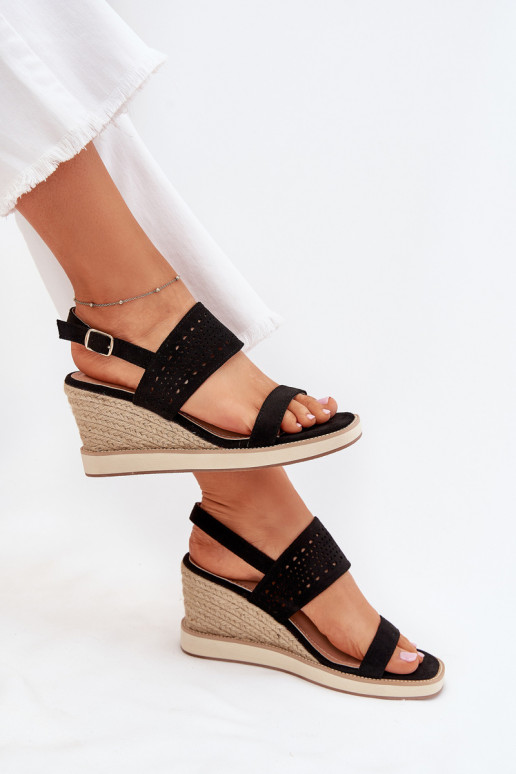 Dámske sandále s prvkami prelamovania Zapnuté INedge S vrkočom čierna Zolira