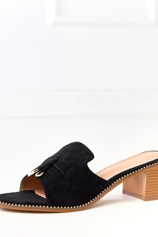 Čierne šľapky na podpätku s ozdobou...