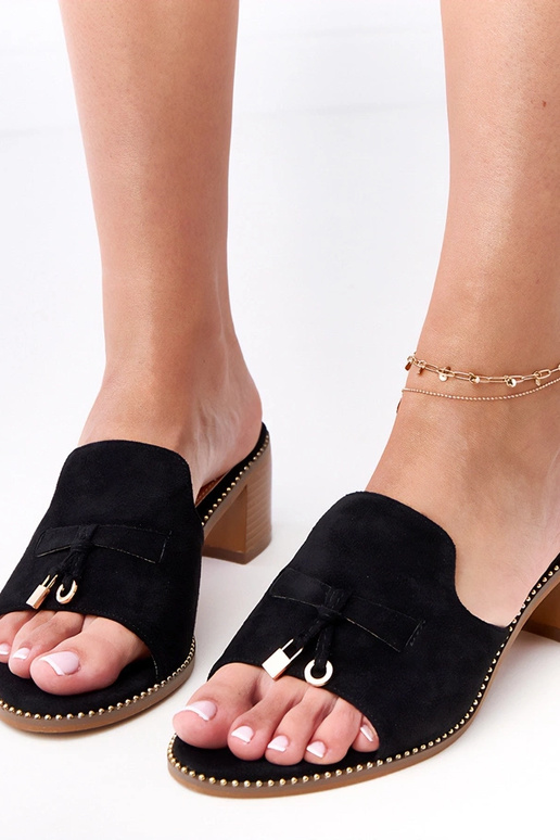 Čierne šľapky na podpätku s ozdobou...