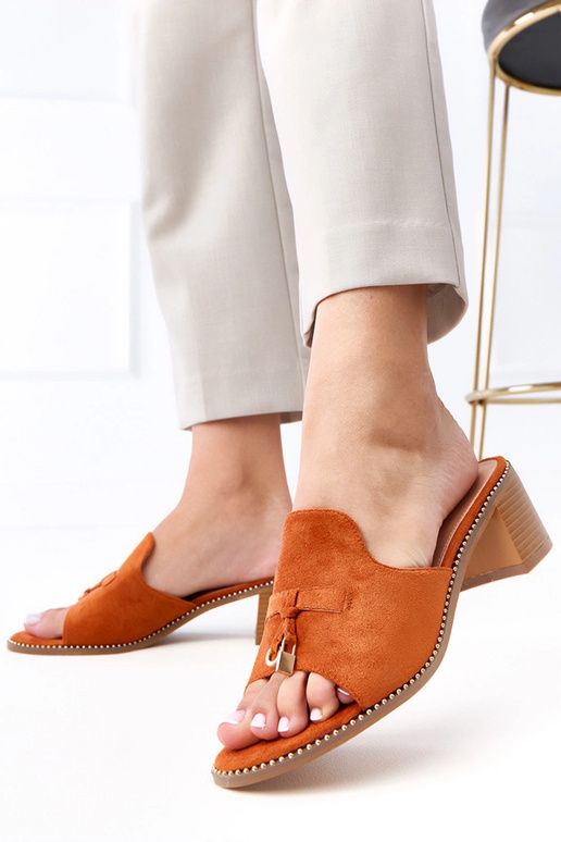 Hnedé šľapky na podpätku s ozdobou na...