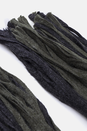 Zeleno-sivý šál s strapcami...