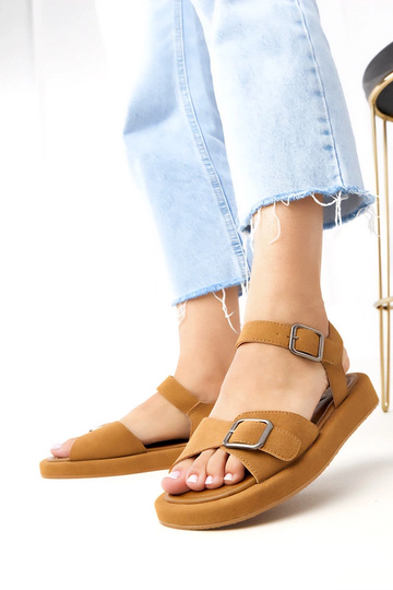 Hnedé sandále s sponou na... 2