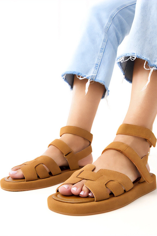 Rudé sandále so zapínaním pri členku...