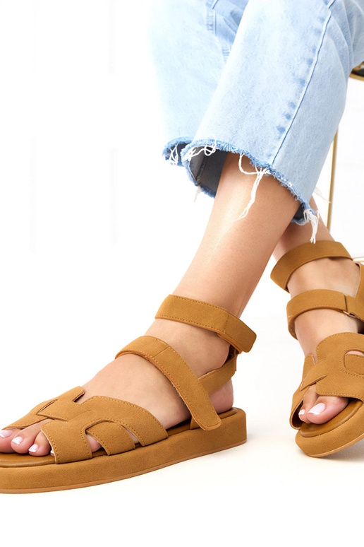 Rudé sandále so zapínaním pri členku...