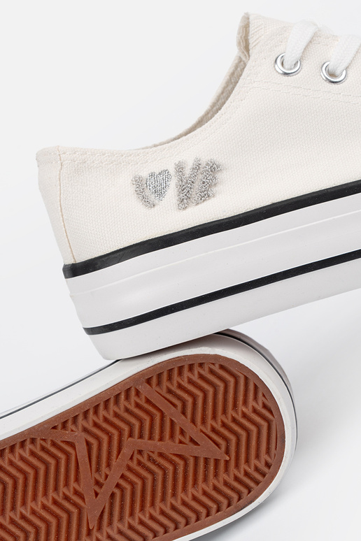 bežná obuv biela farba s nápisom Love