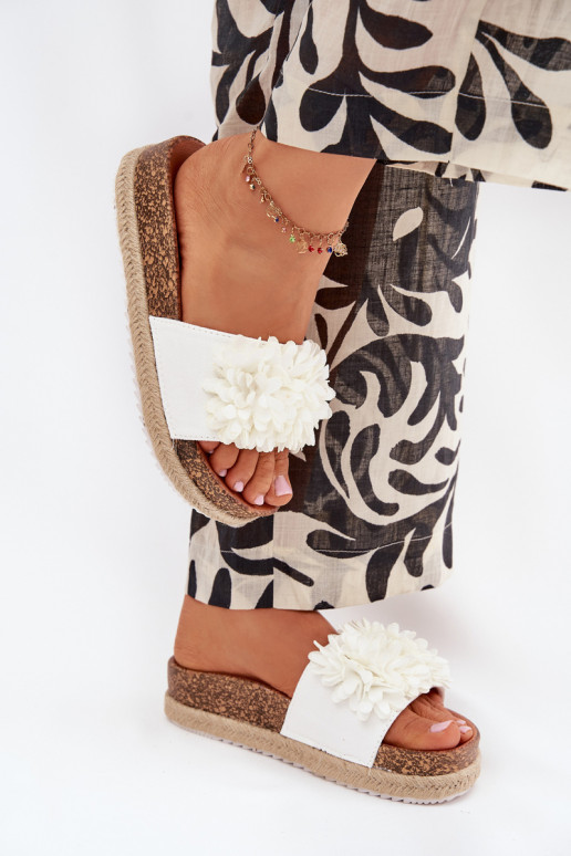 Dámske papuče s platformou S Ornatemi s kvetinovými motívmikami biela farba Tessara Dámske papuče s platformou S Ornatemi s kvetinovými motívmikami biela farba Tessara