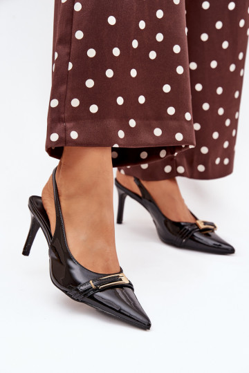 s lakovým efektom Topánky s tenkými podpätkami so zlatými prackami čierna Vivae