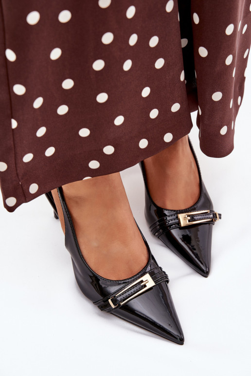 s lakovým efektom Topánky s tenkými podpätkami so zlatými prackami čierna Vivae