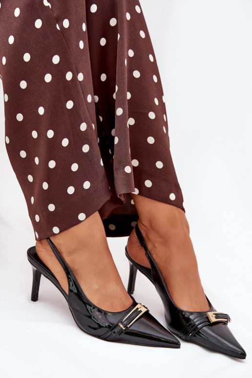 s lakovým efektom Topánky s tenkými podpätkami so zlatými prackami čierna Vivae