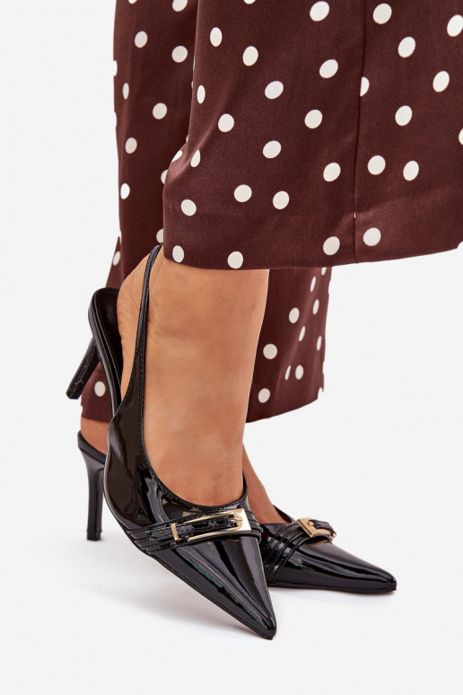 s lakovým efektom Topánky s tenkými podpätkami so zlatými prackami čierna Vivae