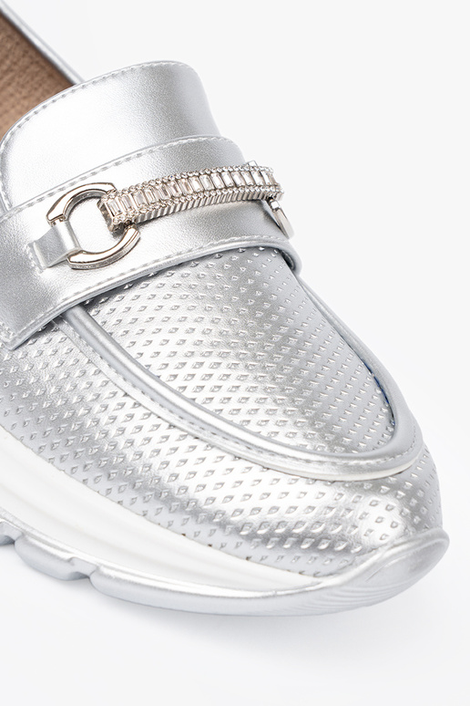 strieborná farba Dámske mokasíny z dekoracyjnym zlatám elementem