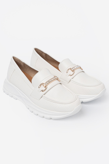 biela farba Dámske mokasíny z dekoracyjnym zlatám elementem.