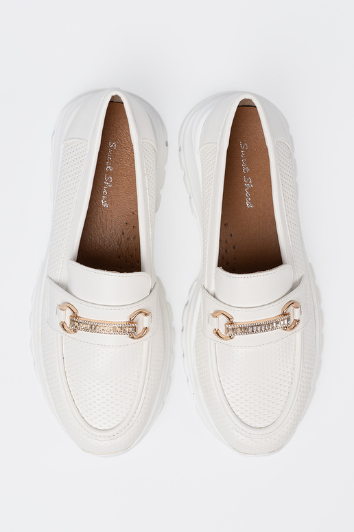 biela farba Dámske mokasíny z dekoracyjnym zlatám elementem.