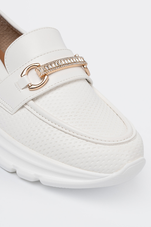 biela farba Dámske mokasíny z dekoracyjnym zlatám elementem.