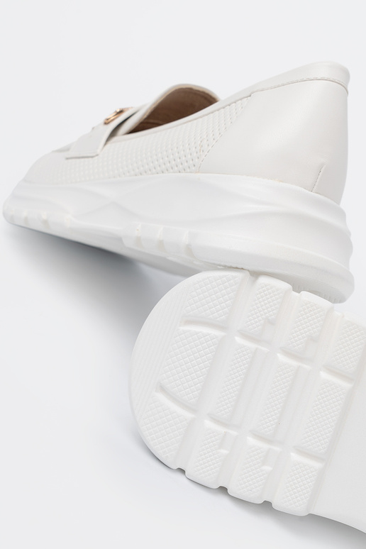 biela farba Dámske mokasíny z dekoracyjnym zlatám elementem.