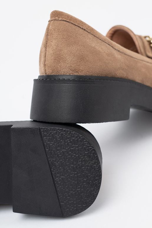 béžová Dámske mokasíny z zlatám łańcuchem.