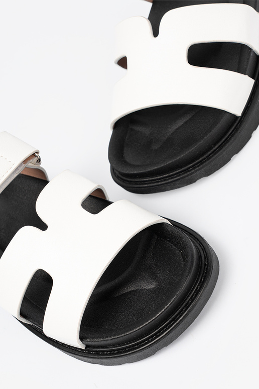 KomfortoIne biela farba papuče s platformou