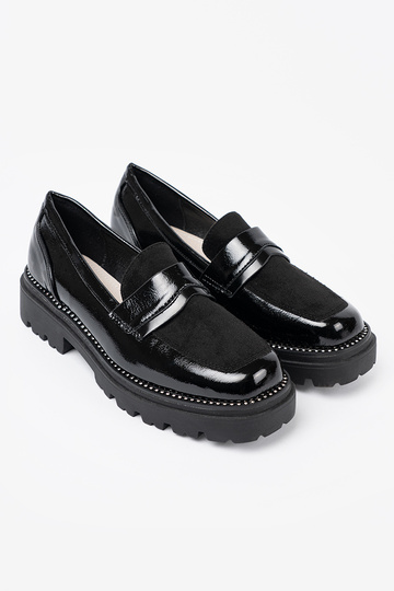 s lakovým efektom Dámske mokasíny s nitmi