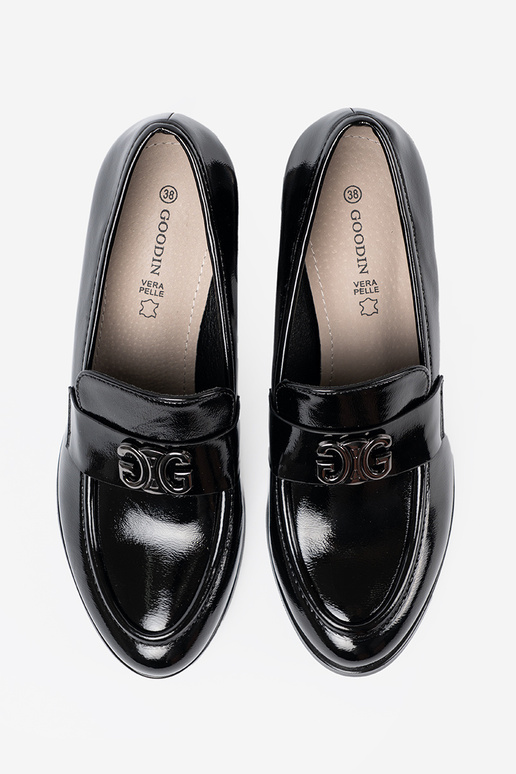 s lakovým efektom topánky ze striebrom zdobieniem